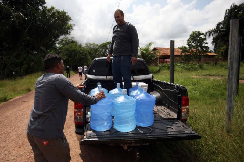 Iniciou neste sábado, 24, o prazo que o Governo do Estado deu para que a empresa de alumínio Hydro Alunorte adote procedimentos e mecanismos seguros ambientalmente, a fim de que as bacias de resíduos da empresa baixem os níveis em pelo menos um metro – o que é definido tecnicamente como padrão de segurança com comprovação permanente da redução e manutenção dos níveis. Uma equipe de fiscalização da Secretaria de Estado de Meio Ambiente e Sustentabilidade (Semas) está no município para fazer o monitoramento dos níveis das bacias do sistema de tratamento dos rejeitos da Bauxita. "Vamos montar equipes para, de duas em duas horas, avaliar o nível das bacias. Em caso de chuva o monitoramento será feito de uma em uma hora", explicou Rejiane Santos, geóloga da Diretoria de Licenciamento Ambiental da Semas.
FOTO: IGOR BRANDÃO / AG PARÁ
DATA: 24.02.2018
BELÉM - PARÁ <div class='credito_fotos'>Foto: IGOR BRANDÃO / AG. PARÁ | <a href='/midias/2018/originais/7b8c75c0-bf88-4521-a683-3fd11b31726c.jpg' download><i class='fa-solid fa-download'></i> Download</a></div>