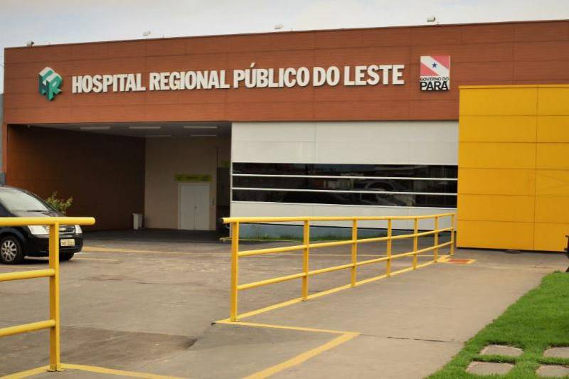 A partir de agora, o Hospital Regional Público do Leste (HRPL), em Paragominas, passa a utilizar o Protocolo do Time de Resposta Rápida (TRR). O novo sistema permite a atuação imediata em usuários internados na Clínica Médica e Cirúrgica, Centro Cirúrgico, Recuperação pós-anestesia e Pronto Atendimento. Entre os principais benefícios do TRR está sistematizar o atendimento de usuários no setor de urgência e emergência, diminuir a mortalidade intra-hospitalar, prevenir e reduzir o número de Paradas Cardiorrespiratórias (PCR), reduzir admissões e readmissões na Unidade de Terapia Intensiva (UTI) e garantir maior segurança dos usuários.
FOTO: ASCOM / HRPL
DATA: 13.03.2018
PARAGOMINAS - PARÁ <div class='credito_fotos'>Foto: ASCOM HRPL | <a href='/midias/2018/originais/7b8d2a37-2178-4556-967d-1de766c846a3.jpg' download><i class='fa-solid fa-download'></i> Download</a></div>
