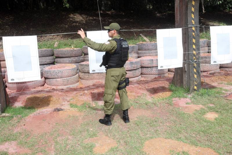 Trinta e oito agentes de segurança pública do Estado participam (foto), no Instituto de Ensino de Segurança Pública do Pará (Iesp), de um curso de especialização da Companhia Independente de Policiamento Escolar (Cipoe). A capacitação começou no dia 26 de fevereiro e vai até 23 de março, com aulas de segunda a sexta, nos turnos da manhã e tarde. Os agentes de segurança estão sendo treinados para atuar na segurança junto às comunidades escolares do Estado. Este é o segundo curso que acontece para a qualificação do policiamento escolar do Comando de Policiamento Especializado, através da Companhia Independente de Policiamento Escolar (Cipoe). O primeiro foi em 2017, e qualificou 40 policiais.
FOTO: CARLOS SODRÉ / AG. PARÁ
DATA: 13.03.2018
BELÉM - PARÁ <div class='credito_fotos'>Foto: Carlos Sodré/Agência Pará | <a href='/midias/2018/originais/7b94432b-74a1-4f4b-9a25-545ffd77044d.jpg' download><i class='fa-solid fa-download'></i> Download</a></div>