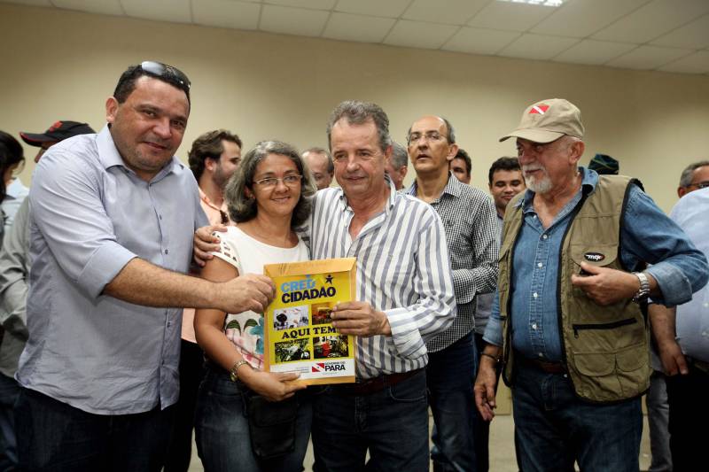 O Governador do Estado, Simão Jatene, também entregou para a região mais de 90 viaturas (foto) , 65 caminhonetes e 27 carros utilitários (pálios weekend), com destaque para duas da patrulha rural e uma para ronda escolar específica para Marabá. O Secretário de Estado de Segurança Pública, Luiz Fernandes, ressaltou que os veículos vão substituir a frota nas regiões sul e sudeste. “Surgiu uma demanda do policiamento rural, e já uma semana depois, por determinação do governador, já trouxemos as viaturas e já temos o policiamento disponível para fazer esse patrulhamento, que vai iniciar na região sudeste, mas se estenderá para a região sul e nordeste do estado. Hoje estamos substituindo toda a frota de veículos da região sul e sudeste, além disso o governador determinou onde tiver policiamento vai ter uma viatura, e já foi apresentado para a região os novos policiais que tomaram posse, nós não temos mais nenhum município sem delegado”, pontuou. Outras conquistas citada pelo Secretário da SEGUP foi o aumento do Núcleo de Apoio à Investigação e a criação de um conselho regional para acompanhar as ações de segurança pública.
FOTO: SIDNEY OLIVEIRA / AG. PARÁ
DATA: 06.04.2018
MARABÁ - PARÁ <div class='credito_fotos'>Foto: Sidney Oliveira/Ag. Pará | <a href='/midias/2018/originais/7b957134-9977-4a66-82fd-ff7014157006.jpg' download><i class='fa-solid fa-download'></i> Download</a></div>