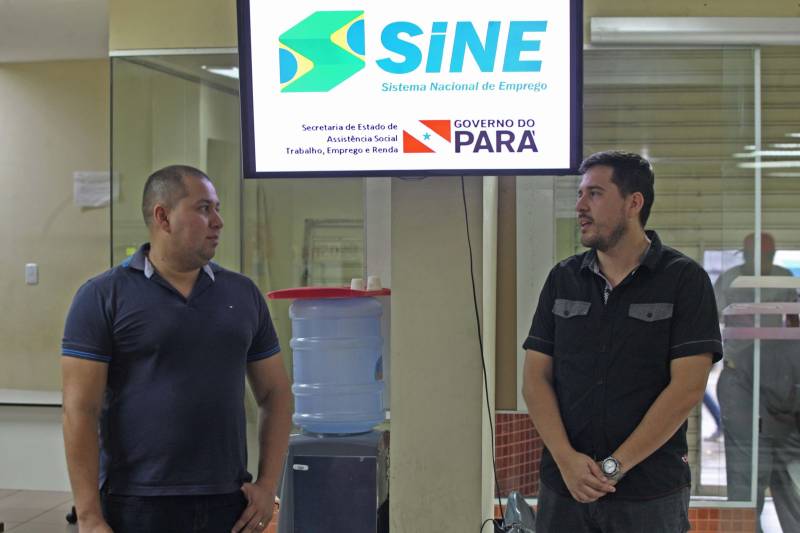 A melhor maneira de homenagear o Dia do Trabalhador é reforçar a importância dos profissionais para a economia do Estado e apoiar os que precisam de orientação para entrada no mercado de trabalho. Para tanto, o Pará possui 40 postos de atendimento da Casa do Trabalhador, em 35 municípios, espaços geridos pelo Governo do Estado, que concentra os serviços e atendimentos do Sistema Nacional do Emprego (Sine), órgão do governo federal, vinculado ao Ministério do Trabalho e Emprego (MTE), responsável pela intermediação de mão-de-obra em todo o país. Com a Casa do Trabalhador, o Governo do Estado está nas 12 regiões de integração. Na foto, o coordenador do Sine, Igor Melo (e), e o gerente do Sine, César Marba (d).
FOTO: IGOR BRANDÃO / AG. PARÁ
DATA: 01.03.2018
BELÉM - PARÁ <div class='credito_fotos'>Foto: IGOR BRANDÃO / AG. PARÁ | <a href='/midias/2018/originais/7b96ab2e-e129-45fb-9b20-6a3d4789d49f.jpg' download><i class='fa-solid fa-download'></i> Download</a></div>