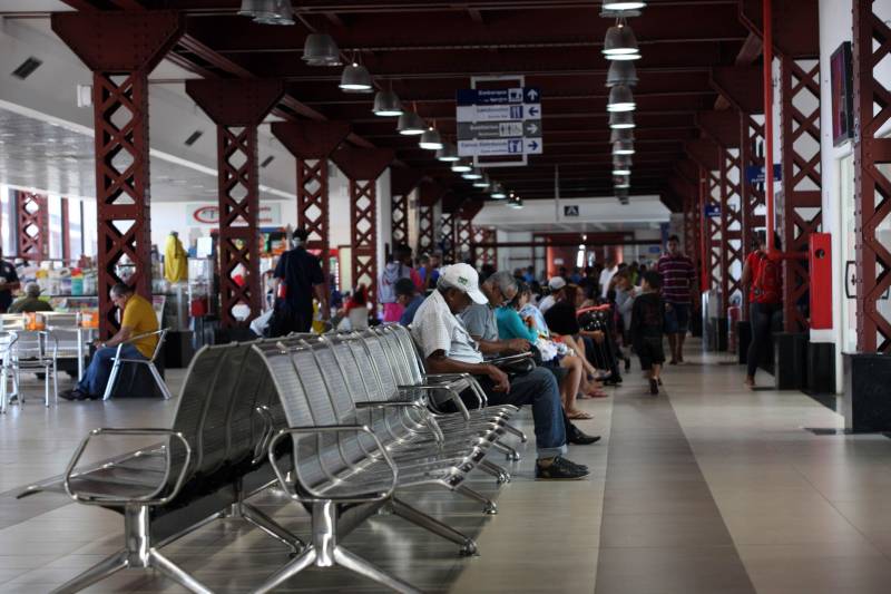 Quem utiliza o Terminal Hidroviário do Porto de Belém “Luiz Rebelo Neto”, seja para chegar ou sair da capital paraense por meio dos rios, há quatro anos sente uma grande diferença ao comparar o local com os demais portos existentes na cidade.
FOTO: SIDNEY OLIVEIRA / AG. PARÁ
DATA: 23.05.2018
BELÉM - PARÁ <div class='credito_fotos'>Foto: Sidney Oliveira/Ag. Pará | <a href='/midias/2018/originais/7b9c893b-b9eb-4962-924f-8175f3d6cf03.jpg' download><i class='fa-solid fa-download'></i> Download</a></div>