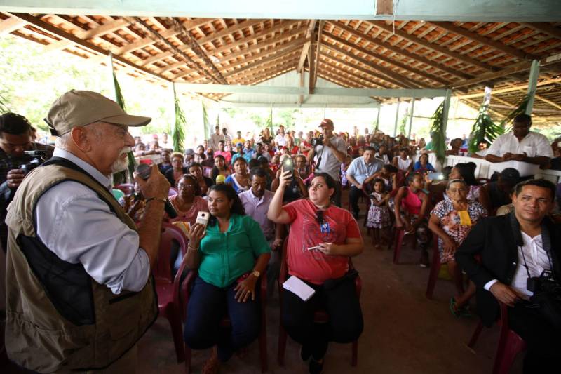“Ter a posse da terra é a certeza de que nunca iremos perder o nosso direito, que nossos filhos e nossos netos poderão dar continuidade a nossa história em segurança. Foram anos de luta até chegar esse dia, agraciados com a assinatura do nosso título de terra. Só temos a agradecer a todos que fizeram parte disso e a cada um que lutou junto para que hoje isso se tornasse realidade”. A fala emocionada foi de seu Mário Araújo Silva, presidente da Associação Remanescente de Quilombo Espírito Santo, localizada no município do Acará, no nordeste do Estado. Ele assinou, neste sábado (24), junto com o governador Simão Jatene (foto), o título que dá a posse da terra a comunidade. A fala do presidente traduz o sentimento das dezenas de famílias que moram no local, que agora tem a posse legítima do local onde seus antepassados viveram. “Sou filho de mãe negra. Nasci aqui como minha vó, bisavó, que fazem parte da história dessa comunidade que já existe a mais de 300 anos.
FOTO: SIDNEY OLIVEIRA / AG. PARÁ
DATA: 24.03.2018
ACARÁ - PARÁ <div class='credito_fotos'>Foto: Sidney Oliveira/Ag. Pará | <a href='/midias/2018/originais/7b9d1e68-e757-407a-bcc9-2c313b286de5.jpg' download><i class='fa-solid fa-download'></i> Download</a></div>