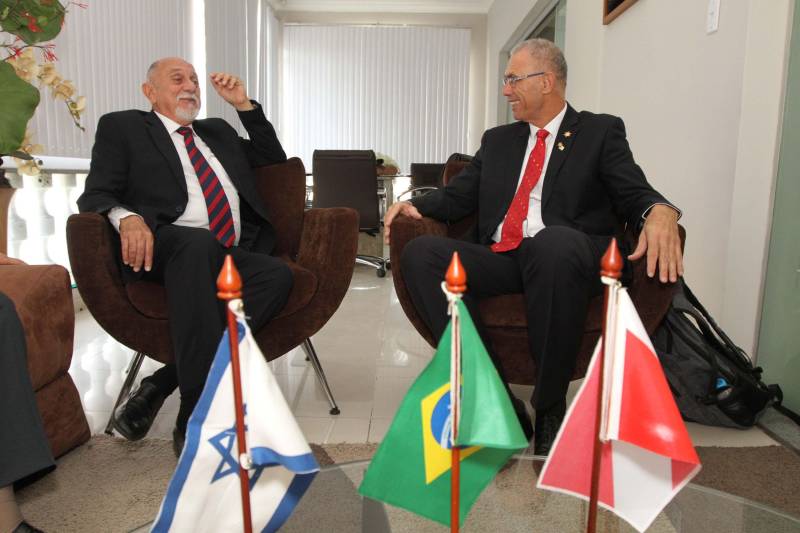 Segurança, tecnologia, educação e recursos hídricos foram alguns dos temas em pauta durante encontro entre o governador Simão Jatene (e) e o embaixador de Israel no Brasil, Yossi Shelley (d), na tarde desta quarta-feira (13), no Palácio do Governo, em Belém. A reunião também contou presença do presidente do Centro Israelita do Pará, Marcos Soares e dos representantes da comunidade israelita, Ana Bentes Bloch e Elias Ramiro Bentes. Com a visita, o País do oriente médio busca estreitar as relações com o Estado e iniciar a construção de parcerias e cooperações em setores estratégicos como ciência, tecnologia e conhecimento. Entre os temas debatidos está a questão da segurança. Israel possui, por exemplo, uma grande expertise em tecnologias utilizadas na área. “Temos um grande conhecimento no que diz respeito à tecnologia para a segurança. Apresentamos algumas utilizadas em nosso País, como softwares de monitoramento, rastreamento, entre outros, que podem ser interessantes para o governo do Pará”, afirmou o embaixador Yossi Shelley. As possibilidades de contribuição também incluem intercâmbios e capacitação profissional na área.

FOTO: CRISTINO MARTINS / AG. PARÁ
DATA: 13.06.2018
BELÉM - PARÁ <div class='credito_fotos'>Foto: Cristino Martins/Ag. Pará   |   <a href='/midias/2018/originais/7b9e49bd-1c0c-4693-8367-38ac0e80e142.jpg' download><i class='fa-solid fa-download'></i> Download</a></div>