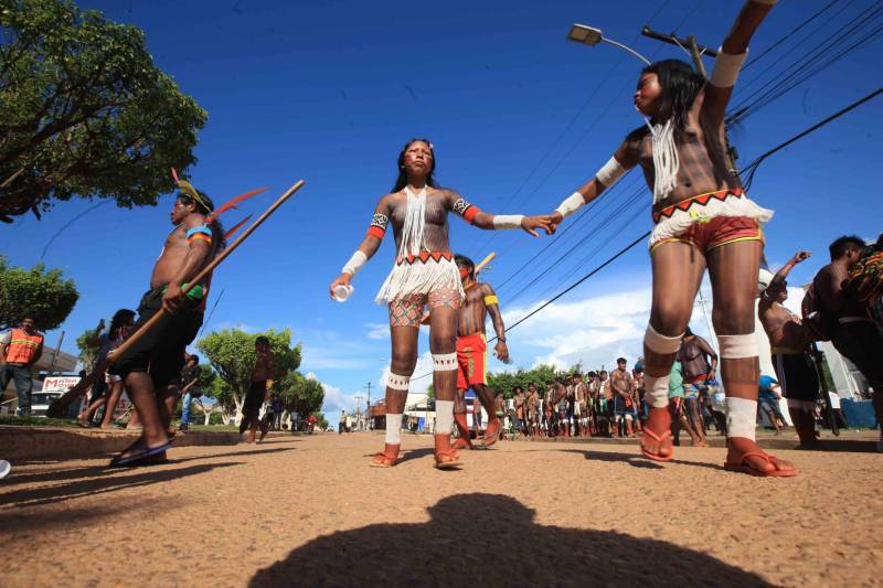 Uma caminhada pelas principais ruas de São Félix do Xingu foi o ponto alto da programação da Semana dos Povos Indígenas nesta quarta-feira (18). Os índios se concentraram em frente à Secretaria Municipal de Cultura, entoando cantos de guerra e dançando na luta por direitos. Uma das principais reivindicações é a retomada de territórios e a gestão ambiental dessas áreas. Durante a passeata, caciques se revezavam proferindo palavras de ordem, enquanto todos seguiam em cadência rumo à Praça do Triângulo, onde ocorre grande parte das atividades. A passeata foi também um protesto contra a exoneração de Franklimberg Ribeiro de Freitas da presidência da Fundação Nacional do Índio (Funai). Ele teria sido demitido pelo presidente Michel Temer a pedido de deputados da bancada ruralista, em Brasília.
FOTO: RODOLFO OLIVEIRA / AG. PARÁ
DATA: 18.04.2018
SÃO FÉLIX DO XINGU - PARÁ <div class='credito_fotos'>Foto: Rodolfo Oliveira/Ag. Pará | <a href='/midias/2018/originais/7b9e5a16-1e5d-480d-b70e-c9c05549fb24.jpg' download><i class='fa-solid fa-download'></i> Download</a></div>