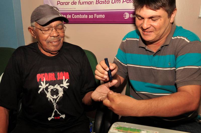 Atividades recreativas alusivas ao Dia Mundial Sem Tabaco (31 de maio) aconteceram nesta terça-feira (29) no Centro de Referência em Abordagem e Tratamento ao Fumante, vinculado à Secretaria de Estado de Saúde Pública (Sespa) e localizado nas dependências da Unidade de Referência (URE) Presidente Vargas. Durante toda a manhã, ações foram realizadas com o propósito de alertar a população sobre os males provocados pelo fumo, sobretudo os de origem ilegal, falsificados ou contrabandeados. A programação no Centro incluiu palestras, exposições e testemunhos de usuários que pararam ou tentam largar o vício do cigarro, apresentações artísticas e ofertas de serviços, como aferições da pressão arterial e da taxa de glicemia (foto), do grau de intoxicação pelo monóxido de carbono e de dependência da nicotina, além de uma sessão completa de ginástica laboral.
FOTO: JOSÉ PANTOJA / ASCOM SESPA
DATA: 29.05.2018
BELÉM - PARÁ <div class='credito_fotos'>Foto: José Pantoja / Ascom Sespa | <a href='/midias/2018/originais/7ba304e8-dbb3-4245-9398-3e9060411d8d.jpg' download><i class='fa-solid fa-download'></i> Download</a></div>