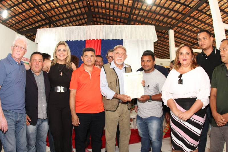 Cento e dezoito famílias da comunidade quilombola do Caeté, no município de Abaetetuba, no nordeste do Estado, foram beneficiadas com um título coletivo de terra. Com o documento, o Governo do Estado, por meio do Instituto de Terras do Pará (Iterpa), reconhece o direito de uma população que há décadas ocupa e trabalha na área. A cerimônia de entrega ocorreu na manhã deste sábado (24), no Centro Comunitário, e contou com a participação do governador Simão Jatene. A área titulada corresponde a cerca de 1.400 hectares. Agora, devidamente respaldadas, as famílias poderão ter acesso a empréstimos, políticas públicas, entre outros benefícios que possibilitam o desenvolvimento da sua produção e a continuidade de suas tradições. “Com o documento de terra a comunidade passa a ter segurança jurídica e acesso a créditos, financiamentos e outros benefícios que antes não lhes era permitido. Além disso, agora eles poderão produzir com mais segurança, mantendo a terra entre as futuras gerações”, afirmou o governador Simão Jatene.
FOTO: CRISTINO MARTINS / AG. PARÁ
DATA: 24.03.2018
ABAETETUBA - PARÁ
<div class='credito_fotos'>Foto: Cristino Martins/Ag. Pará | <a href='/midias/2018/originais/7ba58ca8-c9e2-4ce4-b7e0-0beaec19c315.jpg' download><i class='fa-solid fa-download'></i> Download</a></div>