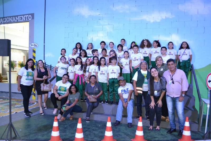 É preciso redobrar o cuidado quando o assunto é criança. Os dados levantados pelo Departamento de Trânsito do Estado do Pará (Detran) mostram que oito crianças na condição de pedestre morreram ano passado vítimas de acidentes de trânsito. Mais duas perderam a vida quando estavam de bicicleta e oito na condição de passageiro. Quando se fala em vítimas não fatais, esse número é ainda maior. Os dados mostram que 190 crianças saíram feridas em acidentes no trânsito. Preocupado em garantir a segurança dos pequenos e apostando que eles serão os multiplicadores do futuro para ajudar na redução de acidentes de trânsito, o Detran, através da sua Coordenadoria de Educação, vem realizando diversas ações voltadas para o público infantil (foto), em especial, aos estudantes das escolas públicas e particulares.
FOTO: ASCOM / DETRAN
DATA: 31.10.2018
BELÉM - PARÁ <div class='credito_fotos'>Foto: ASCOM DETRAN | <a href='/midias/2018/originais/7ba69903-672f-4327-bb68-07a5fff49115.jpg' download><i class='fa-solid fa-download'></i> Download</a></div>