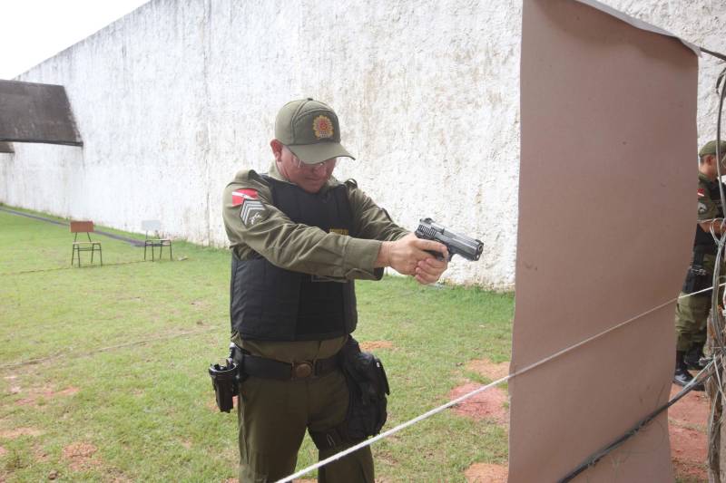 Trinta e oito agentes de segurança pública do Estado participam (foto), no Instituto de Ensino de Segurança Pública do Pará (Iesp), de um curso de especialização da Companhia Independente de Policiamento Escolar (Cipoe). A capacitação começou no dia 26 de fevereiro e vai até 23 de março, com aulas de segunda a sexta, nos turnos da manhã e tarde. Os agentes de segurança estão sendo treinados para atuar na segurança junto às comunidades escolares do Estado. Este é o segundo curso que acontece para a qualificação do policiamento escolar do Comando de Policiamento Especializado, através da Companhia Independente de Policiamento Escolar (Cipoe). O primeiro foi em 2017, e qualificou 40 policiais.
FOTO: CARLOS SODRÉ / AG. PARÁ
DATA: 13.03.2018
BELÉM - PARÁ <div class='credito_fotos'>Foto: Carlos Sodré/Agência Pará | <a href='/midias/2018/originais/7ba741c8-0790-4d83-a707-042ab0b06730.jpg' download><i class='fa-solid fa-download'></i> Download</a></div>