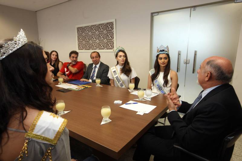 Há seis anos, o combate à hanseníase é a causa escolhida pela organização do Concurso Miss Mundo para ser trabalhada pelas eleitas no certame de beleza. A atual dona da coroa, a indiana Manushi Chhillar, e a atual Miss Brasil Mundo, Gabrielle Vilela, foram recebidas na manhã desta sexta-feira (20), em agenda institucional, pelo governador Simão Jatene e o secretário de Estado de Saúde Pública, Vitor Mateus. A comitiva está em Belém para a promoção de ações sociais de combate à doença. O encontro ocorreu no Palácio do Governo, na capital paraense. A programação do “Beleza com Propósito” no Brasil integra encontros com governantes e autoridades de outros Estados da Federação. Durante a semana, a comitiva foi recebida em São Paulo, no Palácio dos Bandeirantes, onde deu início à campanha do agasalho. Também foi a Brasília apoiar a Associação de Pais e Amigos dos Excepcionais do Distrito Federal (Apae-DF), sendo recebida pelo governador do Distrito Federal, Rodrigo Rollemberg.
FOTO: SIDNEY OLIVEIRA / AG. PARÁ
DATA: 20.04.2018
BELÉM - PARÁ <div class='credito_fotos'>Foto: Sidney Oliveira/Ag. Pará | <a href='/midias/2018/originais/7baaf1f1-592f-463b-a769-0085d5321846.jpg' download><i class='fa-solid fa-download'></i> Download</a></div>