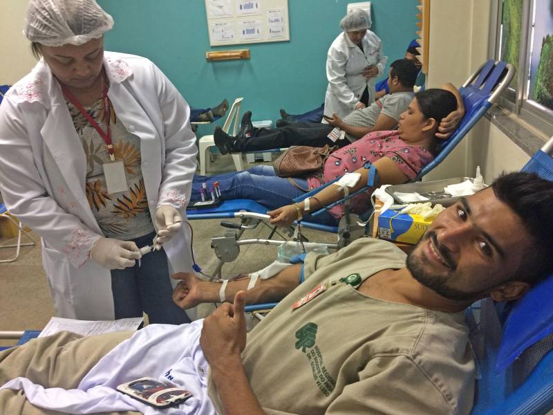 Nesta terça-feira, 11, a auxiliar administrativa Maiara Silva abraçou uma nova causa: a doação de sangue. Ela aproveitou que o Hemopa Marabá instalou um posto de coleta volante no Hospital Regional do Sudeste do Pará - Dr. Geraldo Veloso (HRSP), onde trabalha, para doar pela primeira vez. "O fato de trabalhar em uma Unidade Hospitalar me fez ver ainda mais a necessidade de ajudar as pessoas que precisam de transfusão. Então, sempre que tiver oportunidade, vou fazer essa boa ação", comentou a colaboradora. Iniciada no dia 10 deste mês, a 34ª Campanha de Doação de Sangue do HRSP é uma estratégia da instituição para ajudar a repor o estoque do banco de sangue do Hemocentro regional. A Unidade é uma das que mais demandam esse serviço na região, pois realiza, em média, 180 transfusões mensais. Na maioria das vezes, o procedimento atende a recém-nascidos internados na Unidade de Terapia Intensiva (UTI) Neonatal, vítimas de acidente de trânsito e pacientes que passam por cirurgias.

FOTO: ASCOM / HRSP
DATA: 12.12.2018
MARABÁ - PARÁ <div class='credito_fotos'>Foto: ASCOM HRSP   |   <a href='/midias/2018/originais/7bb11e5b-2c60-43db-9cf7-a3e8b9a4c874.jpg' download><i class='fa-solid fa-download'></i> Download</a></div>