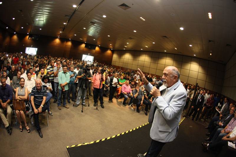 Com a entrega de mais 359 veículos, somente esta semana, o Governo do Pará reforçou a atuação da área de segurança pública em todo o Estado. Todos os veículos auxiliarão no combate a criminalidade e a manutenção da segurança em todo o território paraense. Boa parte desses veículos foi destinada diretamente para as guardas municipais, numa ação integrada com as Prefeituras, por meio da Secretaria de Segurança Pública e Defesa Social (Segup) com articulação da Secretaria de Municípios Sustentáveis, que define em conjunto com os municípios, a agenda de prioridades. A última etapa da entrega ocorreu nesta quinta-feira (5), no Hangar – Centro de Convenções da Amazônia. Na foto, o governador Simão Jatene (blazer azul) participou da entrega dos equipamentos.
FOTO: ANTÔNIO SILVA / AG. PARÁ
DATA: 05.07.2018
BELÉM - PARÁ <div class='credito_fotos'>Foto: Antônio Silva/Ag. Pará | <a href='/midias/2018/originais/7bb2cf06-e023-4cfb-9963-06702ea77a64.jpg' download><i class='fa-solid fa-download'></i> Download</a></div>