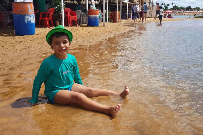 A 100 quilômetros de Marabá, a cidade de Palestina do Pará se torna um recanto para os veranistas que procuram nas águas do Araguaia descanso, contemplação da natureza e diversão. O pequeno João Guilherme (foto) de cinco anos, que pode se banhar sossegado com a presença dos guarda-vidas do Corpo de Bombeiros.
FOTO: ASCOM CRGSP
DATA: 08.07.2018
PALESTINA DO PARÁ - PARÁ <div class='credito_fotos'>Foto: ASCOM CRGSP | <a href='/midias/2018/originais/7bb38d9d-7635-4b36-bcfe-661d6c2b40d0.jpg' download><i class='fa-solid fa-download'></i> Download</a></div>