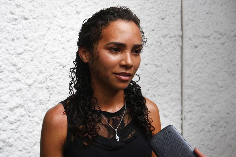 Durante o recital de boas vindas da Escola de Música da Universidade Federal do Pará, ela chamava atenção pela desenvoltura. Pequena e de aparência frágil, Raíza Rocha, 23 anos (foto), surpreendeu ao escolher o saxofone mais pesado e complexo de tocar. O teste para a orquestra da UFPA foi só mais um desafio, entre os muitos que a jovem moradora da ilha de Mosqueiro, de onde vem de segunda a sábado para cursar as aulas de música, tem que enfrentar diariamente.
FOTO: IGOR BRANDÃO / AG. PARÁ
DATA: 14.02.2018
BELÉM - PARÁ <div class='credito_fotos'>Foto: IGOR BRANDÃO / AG. PARÁ | <a href='/midias/2018/originais/7bb595cb-9b39-4f5f-bf50-2031c516a1f6.jpg' download><i class='fa-solid fa-download'></i> Download</a></div>