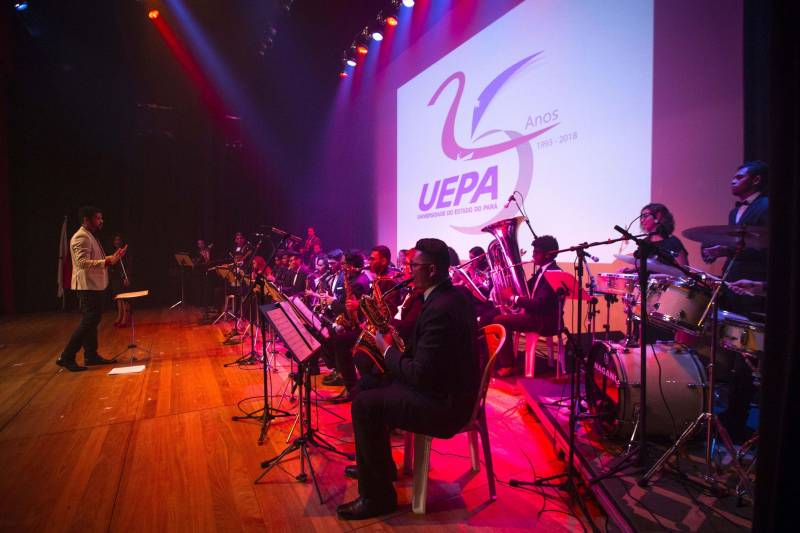 Cerimônia de comemoração dos 25 anos da Uepa (Jubilei de prata) e entrega de título de doutor Honoris Causa ao médico, folclorista e ambientalista Camillo Vianna. O evento foi realizado na noite desta terça-feira, 29, no auditório do Sesi, em Belém.
FOTO: NAILANA THIELY / ASCOM UEPA
DATA: 29.05.18
BELÉM - PARÁ <div class='credito_fotos'>Foto: Nailana Thiely / Ascom Uepa | <a href='/midias/2018/originais/7bb87962-295e-4ce1-9c9a-c4e8b38b1422.jpg' download><i class='fa-solid fa-download'></i> Download</a></div>