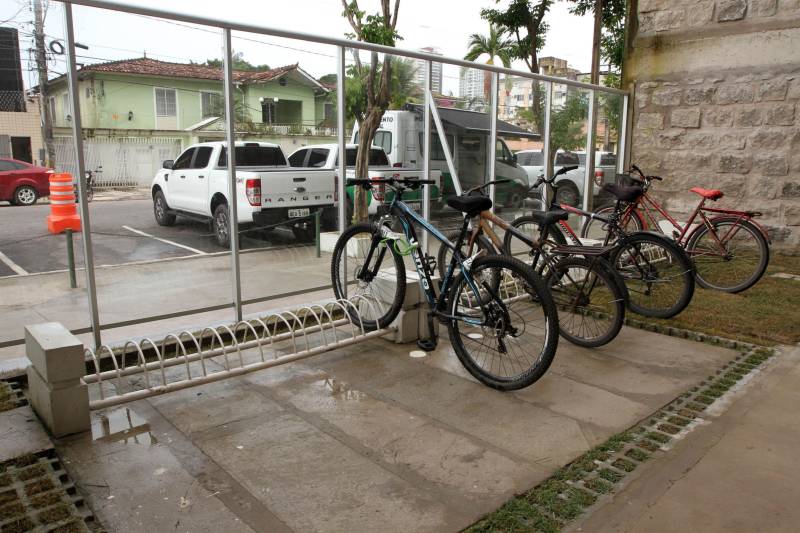 Restaurante self service, rampa de acesso, nova fachada, câmeras de vigilância e elevadores elétricos. O prédio-sede da Secretaria Estadual de Meio Ambiente e Sustentabilidade (Semas), em Belém, continua no mesmo lugar, mas parece novo. Após um processo de reforma, o prédio foi entregue aos servidores nesta sexta-feira, 16, pelo governador Simão Jatene.
FOTO: CRISTINO MARTINS / AG. PARÁ
DATA: 16.03.2018
BELÉM - PARÁ <div class='credito_fotos'>Foto: Cristino Martins/Ag. Pará | <a href='/midias/2018/originais/7bb934db-01bb-4611-8aa9-78cf55a22f01.jpg' download><i class='fa-solid fa-download'></i> Download</a></div>