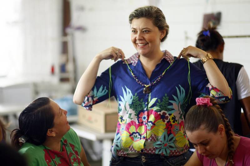A Cooperativa Social de Trabalho Arte Feminina Empreendedora (Coostafe), formada exclusivamente por internas do Centro de Recuperação Feminino (CRF), em Ananindeua (Região Metropolitana de Belém), fechou parceria para venda de seus produtos com uma empresa de malas e plastificação de bagagens, a Protec Bag, que tem uma loja e um quiosque no Aeroporto Internacional de Belém. A Coostafe é um projeto de economia solidária para detentas, desenvolvido no Pará com apoio da Superintendência do Sistema Penitenciário do Estado (Susipe). Os produtos da Coostafe são comercializados na loja da Protec Bag desde segunda-feira (29). Os clientes da loja e visitantes do aeroporto podem encontrar bolsas, sacolas, encostos de cabeça e mais uma série de produtos feitos pelas detentas do CRF. Os produtos foram colocados à venda a preço de mercado, e parte da renda será revertida para as cooperadas. Na foto, a diretora do Centro de Recuperação Feminino, Carmen Botelho.
FOTO: ASCOM SUSIPE
DATA: 30.10.2018
BELÉM - PARÁ <div class='credito_fotos'>Foto: ASCOM SUSIPE | <a href='/midias/2018/originais/7bbbbec5-5312-40ef-a8e3-7df5e3fc7ef4.jpg' download><i class='fa-solid fa-download'></i> Download</a></div>