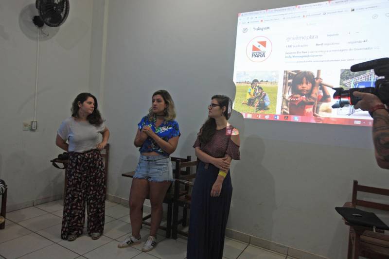 A abertura do olhar para novos caminhos e possibilidades. Assim são as oficinas do Biizu, projeto da Secretaria de Estado de Comunicação (Secom), que pelo segundo ano consecutivo ocorrem durante a Semana dos Povos Indígenas em São Félix do Xingu, no sudeste do Pará. Na sala de aula, na Escola Missão, centro da cidade, os olhares curiosos e atentos mostram o interesse dos participantes sobre as ferramentas usadas para contar uma história. Quanto o texto, a fotografia e o audiovisual se encontram, o resultado é um canal do qual comunidades carentes que, em geral, só querem ser ouvidas, podem se apropriar.
FOTO: RODOLFO OLIVEIRA / AG. PARÁ
DATA: 18.04.2018
SÃO FÉLIX DO XINGU - PARÁ <div class='credito_fotos'>Foto: Rodolfo Oliveira/Ag. Pará | <a href='/midias/2018/originais/7bbe5a86-2160-463d-bb80-63ad733c7b33.jpg' download><i class='fa-solid fa-download'></i> Download</a></div>
