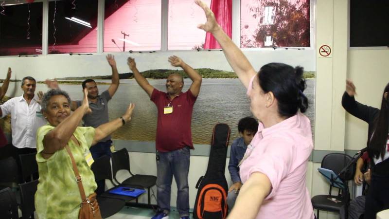 Usuários e acompanhantes atendidos pela Unidade de Alta Complexidade em Oncologia Dr. Vitor Moutinho (Unacon), em Tucuruí, no sudeste paraense, participam de várias atividades (foto) durante do “Outubro Rosa”, em combate ao câncer de mama, entre elas, dança, música, oficinas e palestras, por meio do projeto “Vida feliz” que propõe dinâmicas lúdicas e de lazer que contribuem para a evolução clínica dos usuários e para maior integração na instituição, que atua na prevenção e tratamento de câncer na região.
FOTO: ASCOM / UNACON
DATA: 29.10.2018
TUCURUÍ - PARÁ <div class='credito_fotos'>Foto: Ascom Unacon | <a href='/midias/2018/originais/7bc02e32-7c35-4205-ab08-b0b0dcebe396.jpg' download><i class='fa-solid fa-download'></i> Download</a></div>