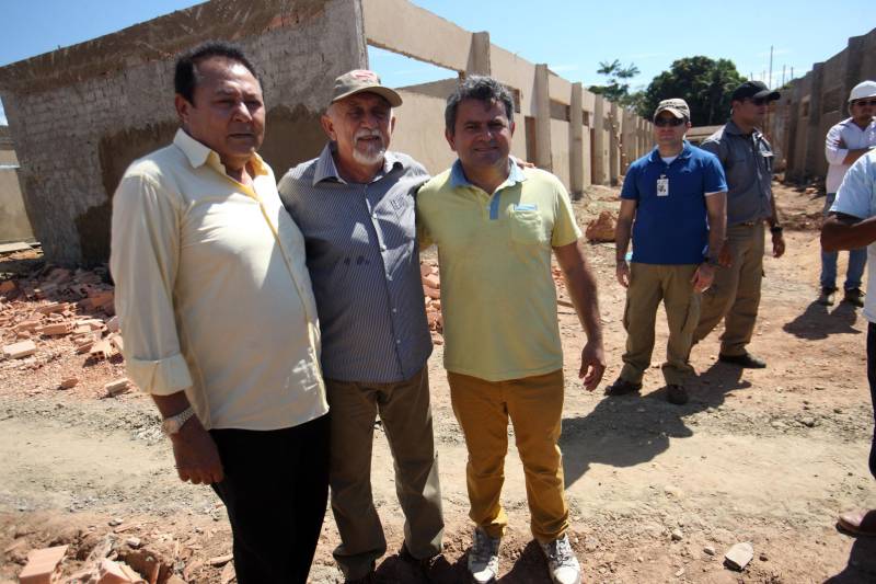 O município de Itaituba, localizado a cerca de 1,3 mil quilômetros de Belém, no sudoeste do Pará, recebeu agenda do Governo do Estado nesta terça-feira (3). O governador Simão Jatene visita uma série de obras no município, entre elas a da escola com 12 salas de aula (foto) que está sendo construída no distrito de Miritituba e do Hospital Regional Público do Tapajós. A comitiva governamental fará inspeção ainda nas obras do novo sistema de abastecimento e tratamento de água da Companhia de Saneamento do Pará (Cosanpa).
FOTO: MARCELO LELIS / AG. PARÁ
DATA: 03.07.2018
ITAITUBA - PARÁ <div class='credito_fotos'>Foto: Marcelo Lelis / Ag. Pará | <a href='/midias/2018/originais/7bcbe71b-8d32-4041-a16c-5aa9729b6361.jpg' download><i class='fa-solid fa-download'></i> Download</a></div>