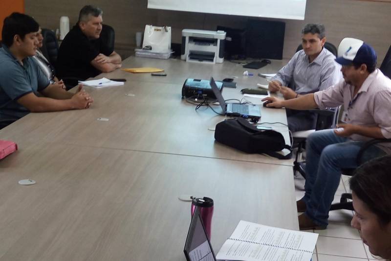 Uma reunião nesta quinta-feira (8), no escritório central da Empresa de Assistência Técnica e Extensão Rural do Estado do Pará (Emater-Pará), encerrou o intercâmbio entre técnicos para troca de experiências interinstitucionais com o técnico Wesley Silva (Emater-Goiás), sobre aspectos da operacionalização do Projeto Piloto da Agência Nacional de Assistência Técnica e Extensão Rural (Anater), executado em parceria com as Emateres do Brasil. O Projeto - oriundo de demanda do Pacto Nacional de Assistência Técnica e Extensão Rural (Ater) - selado entre Anater e Secretaria Especial de Agricultura Familiar e do Desenvolvimento Agrário (Sead), antigo MDA, beneficia 1000 famílias de agricultores familiares, ou tecnicamente, 1000 Unidades Familiares de Produção Agrária (UFPA’s), em 40 municípios no Pará. Para isso, será investido o valor total de R$ 3.115.000,00 no período de execução (2017 a 2020). Além de atender as famílias, o projeto também capacita extensionistas rurais na metodologia.
FOTO: ASCOM / EMATER PARÁ
DATA: 08.03.2018
BELÉM - PARÁ <div class='credito_fotos'>Foto: ASCOM EMATER | <a href='/midias/2018/originais/7bd27aba-47d8-45f9-9d7a-147c5b4d0693.jpg' download><i class='fa-solid fa-download'></i> Download</a></div>