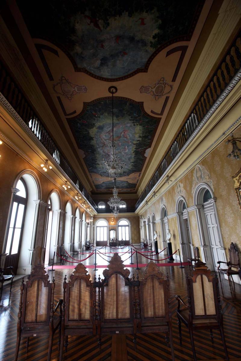 O aposentado Mário Printes, 74 anos, tem o costume de visitar o Theatro da Paz pelo menos uma vez ao mês. É apaixonado pela arquitetura e história do lugar e, se instigado, é capaz de falar horas sobre ele. Nesta quinta-feira (15), dia no qual o espaço completa 140 anos, o aposentado estava na fila para retirar o ingresso do concerto da Amazônia Jazz Band, que marcará, nesta mesma noite, o aniversário do prédio centenário. “Não poderia ficar de fora dessa programação. Seria como não prestigiar um amigo próximo e querido no dia do seu aniversário”, disse Mário. Com a regência do maestro Nelson Neves e a cantora Simone Almeida como convidada especial, o concerto “Celebrando Theatro da Paz e Waldemar Henrique” comemora o aniversário de 140 anos do teatro e 113 anos do maestro paraense – que nasceu na mesma data de fundação da casa. A entrada é gratuita e o espetáculo começa às 20 horas.
FOTO: SIDNEY OLIVEIRA / AG PARÁ
DATA: 15.02.2018
BELÉM - PARÁ <div class='credito_fotos'>Foto: Sidney Oliveira/Ag. Pará | <a href='/midias/2018/originais/7be5aa8c-a918-469e-9a67-350f0514ed74.jpg' download><i class='fa-solid fa-download'></i> Download</a></div>