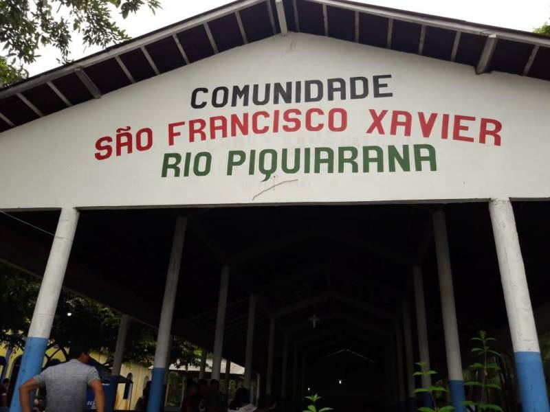 Mais de 900 pessoas dos municípios de Abaetetuba e Acará, no Baixo Tocantins, já foram atendidos pelos projetos educativos do Departamento de Trânsito do Pará (Detran). Estudantes, professores e moradores de áreas ribeirinhas participaram das ações dos projetos ‘Detran nos Municípios’ e ‘Detran nas Comunidades’. O primeiro local trabalhado pela equipe foi a ilha de Piquiarana (foto), na comunidade São Francisco Xavier, em Abaetetuba, onde foi realizada uma ação solidária. Cerca de 560 pessoas foram atendidas. O trabalho foi integrado entre o Detran, a Prefeitura de Abaetetuba, a Faculdade Fan, o Instituto Rosa dos Ventos, a empresa BMF e o Sebrae.

FOTO: ASCOM / DETRAN
DATA: 04.12.2018
ABAETETUBA - PARÁ <div class='credito_fotos'>Foto: ASCOM DETRAN   |   <a href='/midias/2018/originais/7be6f1f0-e2c7-4408-8b6d-95c45646d86e.jpg' download><i class='fa-solid fa-download'></i> Download</a></div>