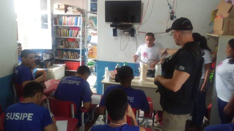 O artesanato é um dos meios utilizados para a ressocialização dos internos custodiados na Carceragem de Parauapebas (CP), no sudeste do Estado, que participam de um curso de produção de luminárias decorativas. O curso é ofertado pela Superintendência do Sistema Penitenciário do Estado (Susipe) em parceria com o Grupo IPÊ de Artesanato, Arte e Cultura do município e tem por objetivo capacitar os internos e promover a reintegração social deles por meio do trabalho. As oficinas de capacitação destinam-se a contribuir para qualificação profissional e desenvolver o potencial criativo dos detentos, mantendo-os produtivos durante o cumprimento da pena. Para participar do curso os alunos passaram por uma triagem onde são avaliados o comportamento e a disciplina dentro da casa penal. As peças produzidas durante os cursos serão comercializadas nas feiras do município de Parauapebas.  

FOTO: ASCOM / SUSIPE
DATA: 18.05.2018
PARAUAPEBAS - PARÁ <div class='credito_fotos'>Foto: ASCOM SUSIPE   |   <a href='/midias/2018/originais/7be9c909-6220-4731-9bfe-29b9a8399c62.jpg' download><i class='fa-solid fa-download'></i> Download</a></div>
