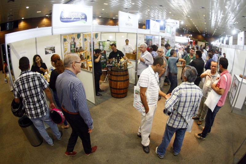 Autoridades, cientistas, empresários e produtores rurais participaram, na noite desta segunda-feira (12), no Hangar Convenções e Feiras da Amazônia, da abertura do XVII Congresso Brasileiro de Mandioca e do II Congresso Latino-Americano e Caribenho de Mandioca, os dois mais importantes eventos voltados à mandiocultura no Brasil e no continente, que ocorrem pela primeira vez no Pará.
FOTO: THIAGO GOMES / AG. PARÁ
DATA: 12.03.2018
BELÉM - PARÁ <div class='credito_fotos'>Foto: Thiago Gomes /Ag. Pará | <a href='/midias/2018/originais/7bea69eb-8eff-4af1-9426-07f2ac95485f.jpg' download><i class='fa-solid fa-download'></i> Download</a></div>