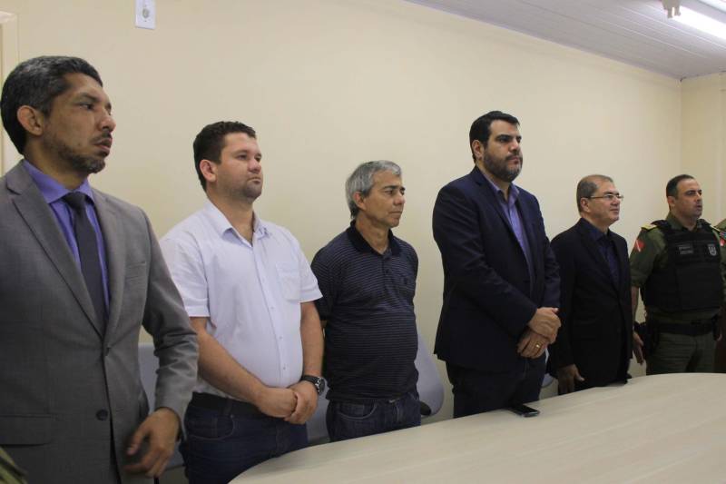 O município de Sapucaia recebeu nesta quarta-feira, 5, uma Unidade Integrada Pro Paz (UIPP). Um investimento do Governo do Estado de R$ 1.134.131,00. Segundo o Secretário de Estado de Segurança Pública, Luiz Fernandes, afirma que já mais de 80 novas UIPP’s no Pará, com as reformadas e reestruturadas esse número chega a 120 unidades. O titular da SEGUP destaca que o mais importante não é a estrutura física, mas o conceito empregado. De Sapucaia, a comitiva foi para Redenção onde inaugurou o 7º Batalhão de Polícia Militar, uma obra orçada em R$ 2.808.000,00. Atualmente o BPM conta com 145 policiais, 6 viaturas incluindo a Patrulha Rural e 12 motocicletas. O Comandante do Batalhão, o Major José Ricardo Chaves, informou que a maior ocorrência no município são roubos de motos, mas pontuou que a maior parte dos veículos é encontrada pela PM na cidade e cidades vizinhas.

FOTO: RODOLFO OLIVEIRA / AG PARÁ
DATA: 05.12.2018
REDENÇÃO - PARÁ <div class='credito_fotos'>Foto: Rodolfo Oliveira/Ag. Pará   |   <a href='/midias/2018/originais/7becf701-1a82-45e0-826d-8b0ead5e369b.jpg' download><i class='fa-solid fa-download'></i> Download</a></div>