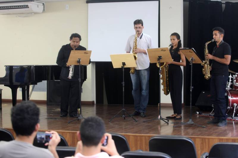 Durante o recital de boas vindas da Escola de Música da Universidade Federal do Pará, ela chamava atenção pela desenvoltura. Pequena e de aparência frágil, Raíza Rocha, 23 anos (foto), surpreendeu ao escolher o saxofone mais pesado e complexo de tocar. O teste para a orquestra da UFPA foi só mais um desafio, entre os muitos que a jovem moradora da ilha de Mosqueiro, de onde vem de segunda a sábado para cursar as aulas de música, tem que enfrentar diariamente.
FOTO: IGOR BRANDÃO / AG. PARÁ
DATA: 14.02.2018
BELÉM - PARÁ <div class='credito_fotos'>Foto: IGOR BRANDÃO / AG. PARÁ | <a href='/midias/2018/originais/7bee4758-1bc7-452f-b5bb-9099ee7d5587.jpg' download><i class='fa-solid fa-download'></i> Download</a></div>
