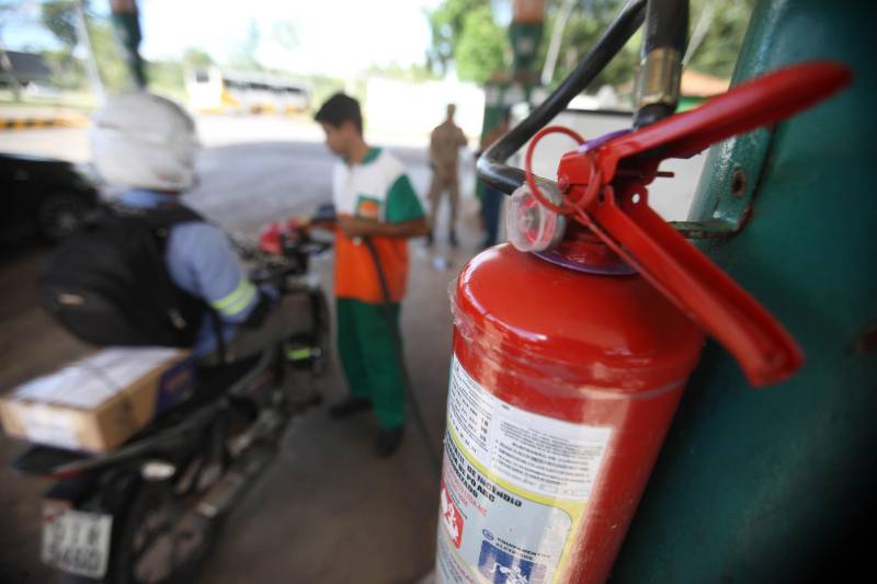 Estabelecimentos prestadores de serviços, condomínios, boates e casas noturnas serão vistoriados, nesta sexta-feira (11) e no sábado (12), pelo Corpo de Bombeiros do Pará com apoio da Polícia Militar. Juntos, os órgãos de segurança realizam a Operação Tiradentes II, deflagrada pelo Conselho Nacional de Comandantes Gerais dos Bombeiros e da PM em todo o país. Mais de 150 homens do Corpo de Bombeiros participam da Operação em todo o Estado. Pela manhã até às 18h, serão fiscalizados postos de combustível (foto), comércios e condomínios.
FOTO: SIDNEY OLIVEIRA / AG. PARÁ
DATA: 11.05.2018
BELÉM - PARÁ <div class='credito_fotos'>Foto: Sidney Oliveira/Ag. Pará | <a href='/midias/2018/originais/7bf09bbd-05b6-48bb-867c-9df2d1161170.jpg' download><i class='fa-solid fa-download'></i> Download</a></div>