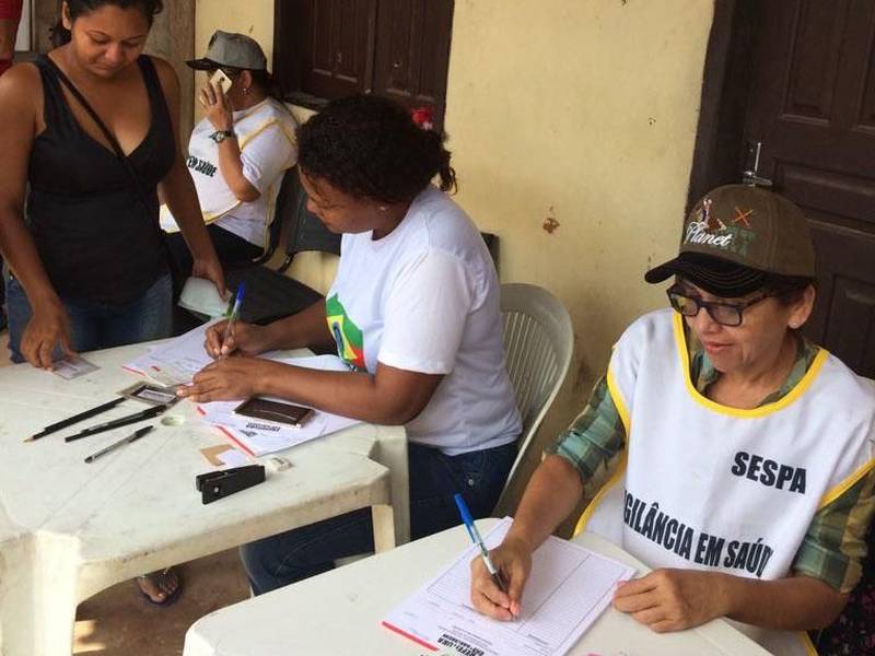 A Fundação Pro Paz realiza caravana de saúde (foto) até domingo (05), no bairro Bom Futuro, em Barcarena. A ação, uma parceria entre a Secretaria de Saúde Pública do Pará (Sespa) e a Secretaria Municipal, teve início hoje (02), com a oferta de diversos serviços médicos e de assistência, reforçando o atendimento que vem sendo feito no município há cerca de uma semana, pelas equipes da Sespa e Defesa Civil, em conjunto com o município. Na segunda-feira (05), a caravana seguirá para a comunidade Burajuba. A expectativa é que 200 pessoas sejam atendidas. Estão disponíveis aos moradores da comunidade três clínicos gerais, dois enfermeiros, um dermatologista, assim como vacinação e testes de glicemia com o resultado imediato. Além disso, agentes comunitários de saúde estão visitando as casas do Bom Futuro para acompanhamento da situação da comunidade.
FOTO: ASCOM / PRO PAZ
DATA: 02.03.2018
BARCARENA - PARÁ <div class='credito_fotos'>Foto: ASCOM PRO PAZ | <a href='/midias/2018/originais/7bf8ac59-d3d4-49ac-98f5-71e561e24081.jpg' download><i class='fa-solid fa-download'></i> Download</a></div>