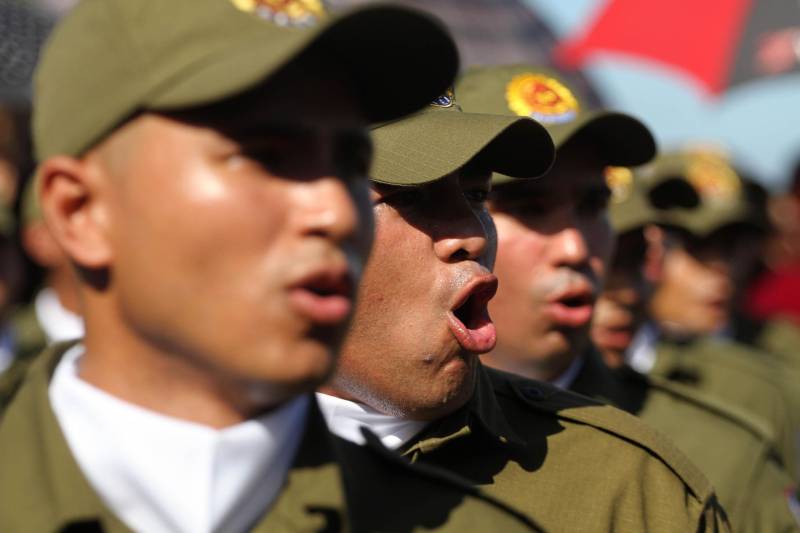 A cerimônia de formatura dos novos praças da Polícia Militar ocorreu na manhã desta segunda-feira (9), simultaneamente, em Belém e outros seis municípios paraenses: Santa Izabel, Castanhal, Barcarena, Capanema, Bragança e Tucuruí. Em Parauapebas, Marabá, Breves, Soure e Conceição do Araguaia, a formatura será celebrada na quinta-feira, dia 12. Na sexta-feira, dia 13, é a vez de Santarém, Altamira, Paragominas e Itaituba. O governador Simão Jatene presidiu a cerimônia de formatura no Portal da Amazônia, bairro da Cidade Velha, em Belém. Milhares de familiares dos formandos lotaram o espaço para entregar aos novos policiais militares seus diplomas de conclusão de curso.
FOTO: CRISTINO MARTINS / AG. PARÁ
DATA: 09.07.2018
BELÉM - PARÁ <div class='credito_fotos'>Foto: Cristino Martins/Ag. Pará | <a href='/midias/2018/originais/7bf93b13-36de-4a75-9667-b2458c2068e0.jpg' download><i class='fa-solid fa-download'></i> Download</a></div>