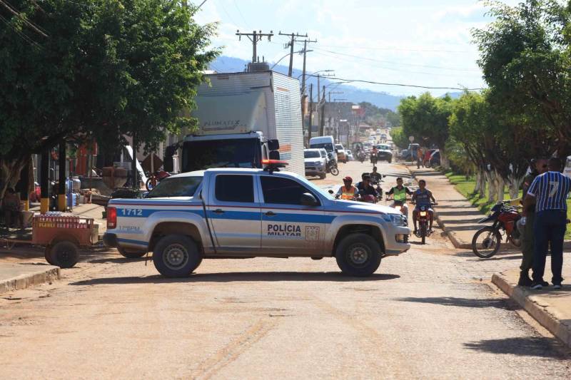 Uma caminhada pelas principais ruas de São Félix do Xingu foi o ponto alto da programação da Semana dos Povos Indígenas nesta quarta-feira (18). Os índios se concentraram em frente à Secretaria Municipal de Cultura, entoando cantos de guerra e dançando na luta por direitos. Uma das principais reivindicações é a retomada de territórios e a gestão ambiental dessas áreas. Durante a passeata, caciques se revezavam proferindo palavras de ordem, enquanto todos seguiam em cadência rumo à Praça do Triângulo, onde ocorre grande parte das atividades. A passeata foi também um protesto contra a exoneração de Franklimberg Ribeiro de Freitas da presidência da Fundação Nacional do Índio (Funai). Ele teria sido demitido pelo presidente Michel Temer a pedido de deputados da bancada ruralista, em Brasília.
FOTO: RODOLFO OLIVEIRA / AG. PARÁ
DATA: 18.04.2018
SÃO FÉLIX DO XINGU - PARÁ <div class='credito_fotos'>Foto: Rodolfo Oliveira/Ag. Pará | <a href='/midias/2018/originais/7bfd101b-a179-457e-b7b1-94ab5078a338.jpg' download><i class='fa-solid fa-download'></i> Download</a></div>