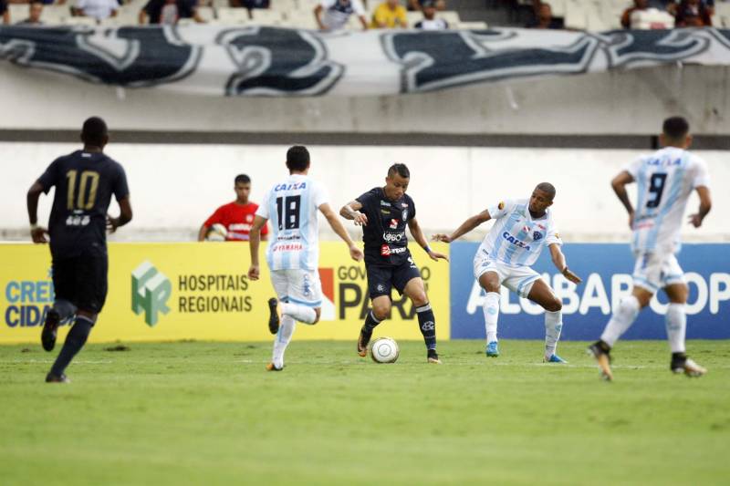 O Clube do Remo venceu o Paysandu por 2 a 1 na tarde deste domingo, partida realizada no Estádio Mangueirão, e largou na frente pelo título do Campeonato Paraense de 2018.
FOTO: THIAGO GOMES / AG. PARÁ
DATA: 01.04.2018
BELÉM - PARÁ <div class='credito_fotos'>Foto: Thiago Gomes /Ag. Pará | <a href='/midias/2018/originais/7c00bb44-91d9-4d14-95ea-5ebe85e1670b.jpg' download><i class='fa-solid fa-download'></i> Download</a></div>