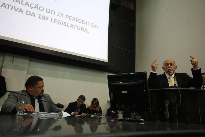 O governador Simão Jatene (foto) entregou, na manhã desta terça-feira (6), a "Mensagem Governamental do Pará à Assembleia Legislativa 2018", em sessão especial que abriu os trabalhos da Casa no exercício 2018. A leitura do documento destacou os principais resultados alcançados pelo governo no ano anterior e fez prognósticos de obras e serviços previstos para este ano.
FOTO: ANTONIO SILVA / AG. PARÁ
DATA: 06.02.2018
BELÉM - PARÁ <div class='credito_fotos'>Foto: Antônio Silva/Ag. Pará | <a href='/midias/2018/originais/7c0d3fb7-481b-4c33-8db6-c78e5fc5191b.jpg' download><i class='fa-solid fa-download'></i> Download</a></div>