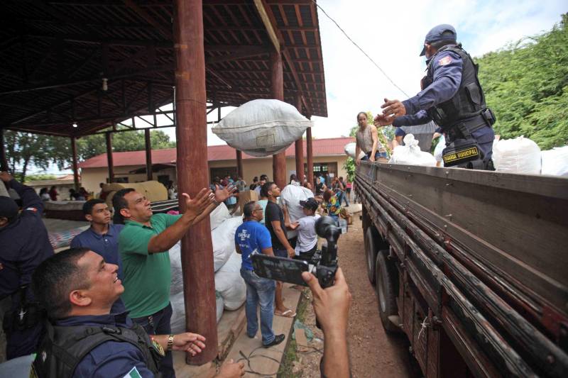 O Governador do Pará, Simão Jatene, esteve durante esta sexta-feira (13) no município de Paragominas. Além de visitar as áreas afetadas pela enxurrada que ocorreu na madrugada da quinta-feira (12), ele conversou com moradores atingidos, reuniu com autoridades municipais, secretários de estado, com o Corpo de Bombeiros e a Defesa Civil para traçar as metas e ações a serem cumpridas para restabelecer a normalidade na cidade. A forte enxurrada, que durou toda a madrugada, alagou cerca de 40% da cidade e atingiu 350 famílias. Até o momento, 13 locais foram adequados para funcionar como abrigo, entre escolas, associações, ginásios, entre outros, para receber desabrigados e desalojados. Na foto, distribuição das doações para as vítimas da enchente no município.

FOTO: SIDNEY OLIVEIRA / AG. PARÁ
DATA: 13.04.2018
PARAGOMINAS - PARÁ <div class='credito_fotos'>Foto: Sidney Oliveira/Ag. Pará   |   <a href='/midias/2018/originais/7c105da7-0a02-411b-8b87-fe28b0799a7d.jpg' download><i class='fa-solid fa-download'></i> Download</a></div>
