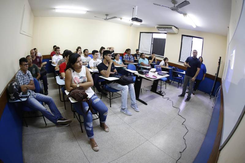 Escola de inverno do Centro de ciências Naturais e Tecnologia (CCNT), da Universidade do Estado do Pará (Uepa). Na foto, oficina "Insetos bioindicadores de qualidade ambiental", com a professora Ana Lúcia Gutjhar.
FOTO: NAILANA THIELY / ARQUIVO / ASCOM UEPA
DATA: 23.01.2017
BELÉM - PARÁ <div class='credito_fotos'>Foto: Nailana Thiely / Ascom Uepa | <a href='/midias/2018/originais/7c188862-7d87-4ef6-ae48-29e284cb44e8.jpg' download><i class='fa-solid fa-download'></i> Download</a></div>