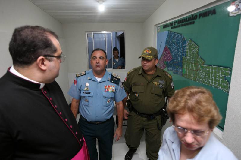 Leia Braúna mora há dois anos e meio no bairro da Cidade Velha e vê com alegria a instalação de uma sede da Polícia Militar na Rua Dr. Assis, bem pertinho de sua casa. O novo prédio da 1ª Companhia do 2º Batalhão da PM foi inaugurado na tarde desta quinta-feira, 5, e agora além de estar mais acessível aos moradores dos bairros da Campina, Reduto e Cidade Velha, oferece melhores condições de trabalho aos militares. O local foi cedido pela Arquidiocese de Belém em fevereiro deste ano de forma gratuita e por tempo indeterminado. Antes disso, a sub-unidade funcionava no 3º andar da seccional do Comércio. O Major Luiz Octávio, comandante do 2º Batalhão, informa que a Companhia atua com 165 policiais militares, que atendem cerca de 24 mil moradores da área. “A proximidade da Polícia Militar com a comunidade é um ponto primordial da instalação da 1ª Companhia, além de ser estratégico, porque se coloca em uma posição de atendimento rápido tanto ao Reduto, quanto para Campina e a própria Cidade Velha”, afirmou o oficial. Na foto, o Coronel Hilton Benigno, Comandante Geral da PM.
FOTO: CARLOS SODRÉ / AG. PARÁ
DATA: 05.04.2018
BELÉM - PARÁ <div class='credito_fotos'>Foto: Carlos Sodré/Agência Pará | <a href='/midias/2018/originais/7c1a1a11-f280-44f7-91e8-ec327d15fcdb.jpg' download><i class='fa-solid fa-download'></i> Download</a></div>