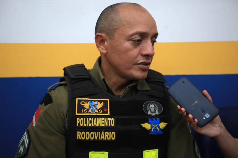 Em comemoração aos seus 43 anos, o Batalhão de Polícia Rodoviária (BPRV) inaugurou na manhã desta sexta-feira (4) o seu Canil, o primeiro setorial do Estado. O canil setorial do BPRV é um projeto operacional que visa intensificar o combate ao tráfico de drogas. Durante a solenidade de inauguração do canil, houve uma homenagem ao destaque do mês entre os policiais rodoviários. No último dia 22 de abril, o cabo Isaías Oliveira (foto) socorreu uma grávida em trabalho de parto, que trafegava, acompanhada de seu marido, pela Alça Viária, a caminho da maternidade
FOTO: MÁCIO FERREIRA / AG. PARÁ
DATA: 04.05.2018
MARITUBA - PARÁ <div class='credito_fotos'>Foto: MÁCIO FERREIRA/ AG. PARÁ | <a href='/midias/2018/originais/7c1dd4ca-e32a-49fa-a1e8-a9bd7a393dd3.jpg' download><i class='fa-solid fa-download'></i> Download</a></div>