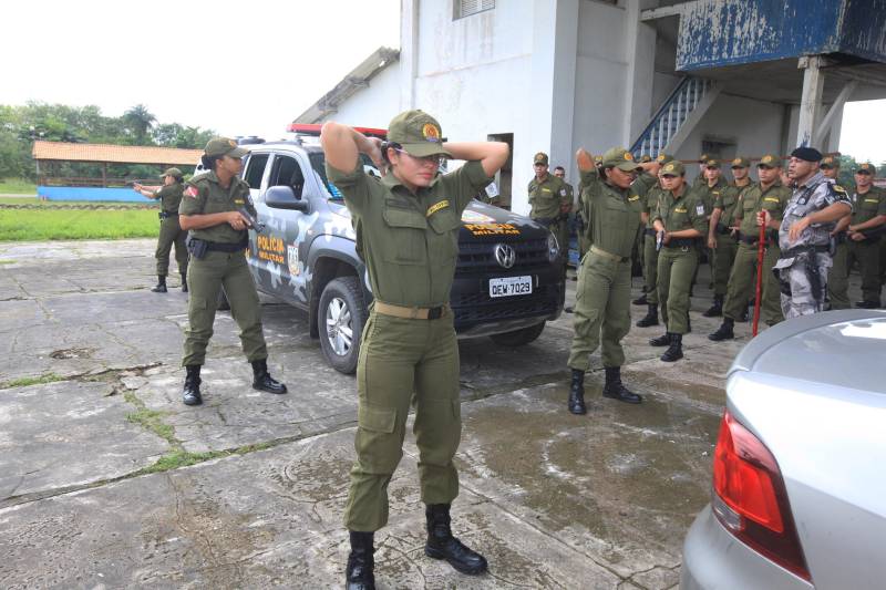 “A sociedade está prestes a receber novos policiais, profissionais prontos e treinados para defender o cidadão. Mesmo ainda não tendo encerrado o curso, já me sinto um PM. A instituição pode ter certeza que estarei sempre de pronto-emprego para atender no que ela precisar de mim”. A fala do aluno do Centro de Formação, dita nesta segunda-feira (7) durante uma aula do Curso de Formação e Aperfeiçoamento de Praças (CFAP) da Polícia Militar do Pará, demonstra o sentimento dos cerca de 2 mil homens e mulheres que estão próximos de encerrar o curso e iniciar seus trabalhos nas ruas. Em Belém, na sede do CFAP, estão em fase de conclusão da formação, cerca de 500 alunos (foto), entre homens e mulheres. Já no interior do Estado, outros 1. 500 passam pelo curso que também acontece nos municípios Conceição do Araguaia, Itaituba, Santarém, Marabá, Parauapebas, Castanhal, Santa Izabel do Pará, Tucuruí, Paragominas, Capanema, Bragança, Altamira, Barcarena, Soure e Breves. A previsão é que no início de agosto deste ano, todos já estejam efetivamente nas ruas. Aprovados no último concurso público da instituição, os futuros policiais estão desde outubro de 2017 participando de um novo modelo formação. De acordo com o major Arthur Silva, sub-comandante do CFAP, a mudança na grade do curso quase dobrou o número de horas aula.
FOTO: RODOLFO OLIVEIRA / AG. PARÁ
DATA: 08.05.2018
BELÉM - PARÁ <div class='credito_fotos'>Foto: Rodolfo Oliveira/Ag. Pará | <a href='/midias/2018/originais/7c225d63-7c13-488c-b5d9-365f1686878f.jpg' download><i class='fa-solid fa-download'></i> Download</a></div>