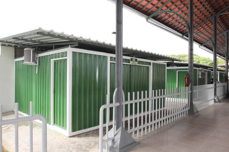 O Governo do Pará entregou nesta quarta-feira, 26, o prédio restaurado da antiga Estação de Trem de Icoaraci (foto). A entrega foi feita pelo governador Simão Jatene. “Estamos recuperando um pedaço importante da história de Belém, de todo o Pará”, disse o governador. Após cinco meses de reforma, a antiga Estação Ferroviária de São João de Pinheiro, atual Icoaraci, foi entregue totalmente restaurada. Há pelo menos 35 anos, o espaço era ocupado pela Cooperativa de Artesãos de Icoaraci (Coarti) e agora vai servir para comercialização e exposição de artesanato, além de espaço para eventos culturais. “Será um espaço multiuso, para manifestações culturais, manifestações sociais e, claro, para a comercialização de artesanato, que é o carro-chefe de Icoaraci”, disse o secretário de estado de Desenvolvimento Econômico, Mineração e Energia (Sedeme), Hildegardo Nunes.

FOTO: CRISTINO MARTINS / AG. PARÁ
DATA: 26.12.2018
ICOARACI - PARÁ <div class='credito_fotos'>Foto: Cristino Martins/Ag. Pará   |   <a href='/midias/2018/originais/7c2d2bb4-1f0f-4dce-a251-96e9ec61569b.jpg' download><i class='fa-solid fa-download'></i> Download</a></div>