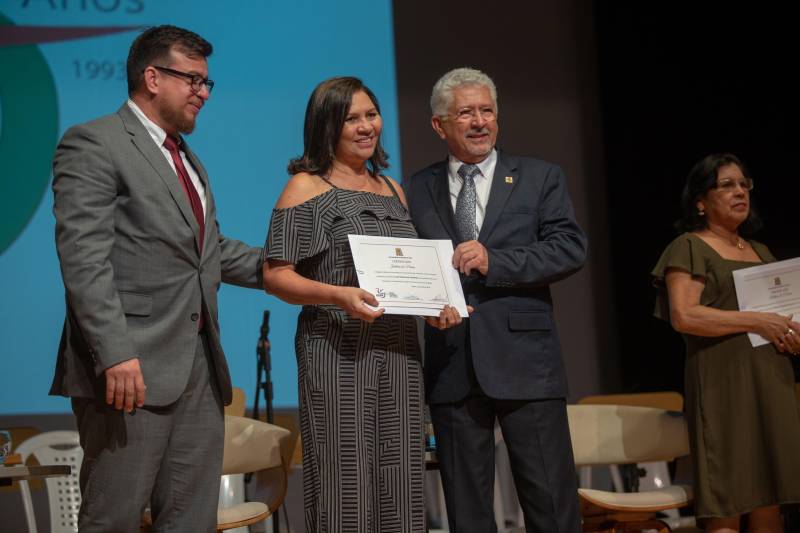 Na noite de terça-feira, dia 29 de maio, foi realizada no teatro do SESI a cerimônia de comemoração do Jubileu de Prata, celebrando os 25 anos de criação da Universidade do Estado do Pará, Uepa. O evento contou com a participação de alunos, professores e servidores da instituição, além de representantes de autoridades e os antigos reitores da universidade.
FOTO: MARCELLO SARMENTO / ASCOM UEPA
DATA: 29.05.18
BELÉM - PARÁ
<div class='credito_fotos'>Foto: MARCELLO SARMENTO / ASCOM UEPA | <a href='/midias/2018/originais/7c2e8e10-877a-4424-92ad-81e8347baf6c.jpg' download><i class='fa-solid fa-download'></i> Download</a></div>