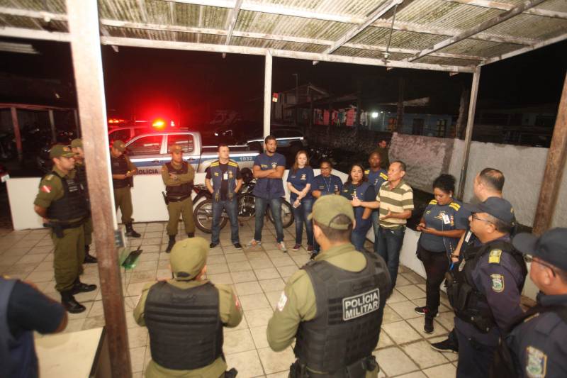 Os órgãos de segurança do Estado realizaram a operação Hypnos, na noite desta sexta-feira (11) na orla e comunidades de Icoaraci. Policiais militares, civis, Guarda Municípal e agentes do Juizado da Infância e da Adolescência fiscalizaram estabelecimentos comerciais e casas noturnas para garantir a paz e a tranquilidade no distrito.
FOTO: MARCELO LELIS / AG. PARÁ
DATA: 11.05.2018
BELÉM - PARÁ
<div class='credito_fotos'>Foto: Marcelo Lelis / Ag. Pará | <a href='/midias/2018/originais/7c306ec1-2cb5-4ac6-909d-c5cbe6abdd3f.jpg' download><i class='fa-solid fa-download'></i> Download</a></div>