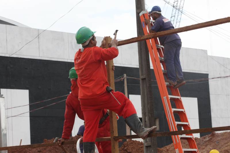 O Pará atingiu a geração de mais 5,5 mil empregos (foto) com carteira assinada no mês de setembro segundo dados do Cadastro Geral de Empregados e Desempregados do Ministério do Trabalho. Este é o melhor resultado desde setembro de 2013 quando foram gerados 7.317 postos de trabalho e é o dobro de postos que setembro de 2017. O resultado anima os investidores pois o Pará vai chegar até o final do ano com um Produto Interno Bruto (PIB) se aproximando da casa dos 3% enquanto o PIB nacional deverá ficar na casa do 1,5%, segundo o índice de Atividade Econômica do Banco Central (IBC-BR). O IBC-BR O IBC-Br é um indicador criado para tentar antecipar o resultado do Produto Interno Bruto (PIB) e ajudar a autoridade monetária na definição da taxa básica de juros (Selic).
FOTO: CRISTINO MARTINS / ARQUIVO AG. PARÁ
DATA: 28.12.2012
BELÉM - PARÁ <div class='credito_fotos'>Foto: Cristino Martins/Ag. Pará | <a href='/midias/2018/originais/7c3670a1-d90f-4a1a-80ec-553022b429e6.jpg' download><i class='fa-solid fa-download'></i> Download</a></div>