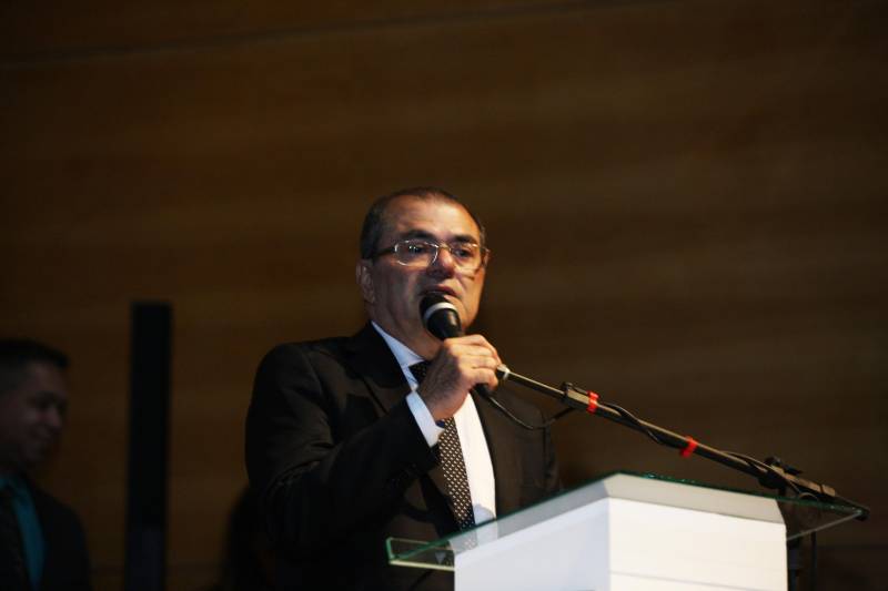 O Pará vai voltar a ter um delegado de polícia para cada município. A posse de 149 novos delegados da Polícia Civil, que aconteceu nesta segunda-feira (26) no Teatro Maria Sylvia Nunes, na Estação das Docas, vai garantir, com sobras, a cobertura completa dos 144 municípios do estado. Aprovados em concurso público, os novos delegados concluíram o curso de Formação da Polícia Civil do Pará no dia 15 deste mês. O curso foi o primeiro do Brasil a incluir sete disciplinas inéditas: Oratória, Atuação Policial frente aos Grupos Vulneráveis, Relacionamento com a Imprensa e Mídias Sociais, Abordagem Psicopatológica do Crime e da Violência, Investigação Financeira no Enfrentamento ao Crime de Lavagem de dinheiro, Noções Básicas de Enfrentamento às Fraudes Veiculares e Linguagem Brasileira de Sinais. O concurso aprovou ainda 300 investigadores, 180 escrivães e 20 papiloscopistas. Os novos policiais civis passaram por quatro meses de formação técnica e profissional na Acadepol. Com a nomeação, o próximo passo será a lotação dos novos servidores públicos nas unidades de Polícia Civil do estado, quando eles saberão em qual região do Pará trabalharão inicialmente. Na foto, o secretário de Segurança, Luís Fernandes.
FOTO: SYDNEY OLIVEIRA / AG. PARÁ
DATA: 26.02.2018
BELÉM - PARÁ <div class='credito_fotos'>Foto: Sidney Oliveira/Ag. Pará | <a href='/midias/2018/originais/7c3baf15-1ce6-4c78-9471-a2f253c5474c.jpg' download><i class='fa-solid fa-download'></i> Download</a></div>