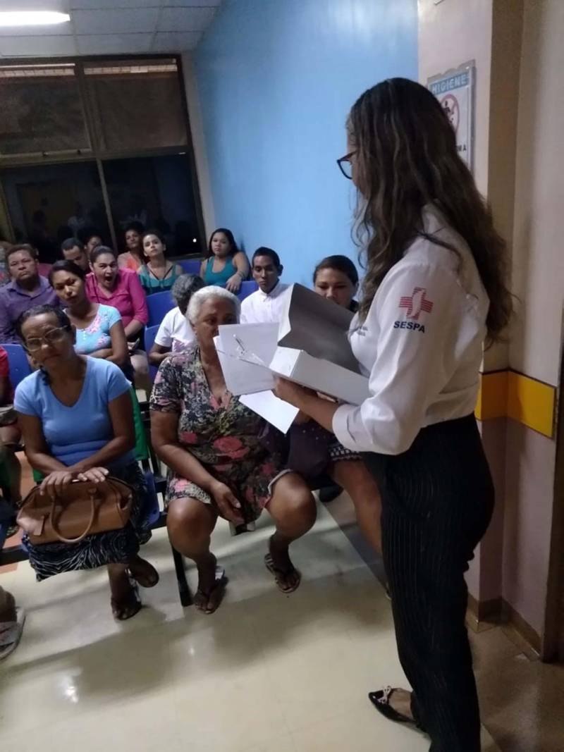 Quem tem relação sexual desprotegida é um candidato em potencial para contrair Infecção Sexualmente Transmissível (IST). Essa e outras orientações estão sendo repassadas, diariamente, no Hospital Geral de Tailândia (HGT) para colaboradores, usuários e acompanhantes, durante todo o mês em alusão ao “Dezembro Vermelho” em combate a Aids, que é o estágio mais avançado da doença que ataca o sistema imunológico. As informações são transmitidas, por meio de palestras, ministradas pela enfermeira Ana Paula Mendes, que também dispõe de material educativo sobre o tema, além de distribuição de preservativo.

FOTO: ASCOM HGT
DATA: 19.12.2018
TAILÂNDIA - PARÁ <div class='credito_fotos'>Foto: ASCOM / HGT   |   <a href='/midias/2018/originais/7c3d10f4-c57b-4e72-a776-5449892951a9.jpg' download><i class='fa-solid fa-download'></i> Download</a></div>