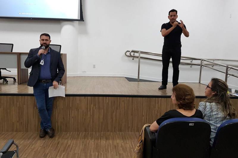 De acordo com o diretor executivo do CIIR, o administrador José Neto, o curso de Libras é uma iniciativa do Grupo Técnico da unidade para o melhor trato da pessoa com deficiência. 

FOTO: ASCOM CIIR
DATA: 17.05.2018
BELÉM - PARÁ <div class='credito_fotos'>Foto: ASCOM CIIR   |   <a href='/midias/2018/originais/7c464779-03d1-440e-b797-57aa12db9593.jpg' download><i class='fa-solid fa-download'></i> Download</a></div>