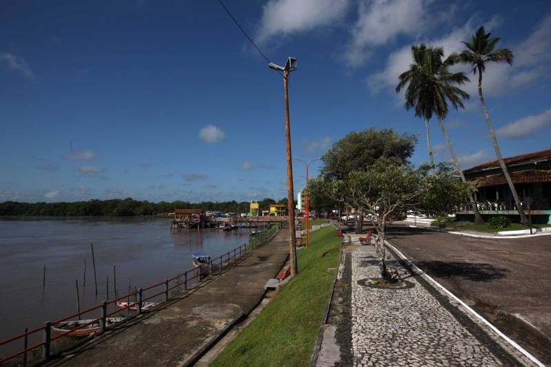 Já durante o evento em Augusto Corrêa, realizado no Centro Nossa Senhora de Nazaré e no Hospital Municipal, o prefeito Filho Barreto lembrou que o município sempre foi beneficiado com obras pela gestão estadual. Desta vez, além do investimento de quase R$ 2 milhões em 4 km de pavimentação, o Governo do Pará também conseguiu um convênio para o asfaltamento da PA-462, que liga o município à Viseu, e ainda a reforma de duas escolas estaduais, o que totaliza cerca de R$ 35 milhões em recursos.
FOTO: SIDNEY OLIVEIRA / AG. PARÁ
DATA: 14.06.2018
AUGUSTO CORRÊA - PARÁ <div class='credito_fotos'>Foto: Sidney Oliveira/Ag. Pará | <a href='/midias/2018/originais/7c4ad8e7-ac75-424f-ba43-33a9812a74cd.jpg' download><i class='fa-solid fa-download'></i> Download</a></div>